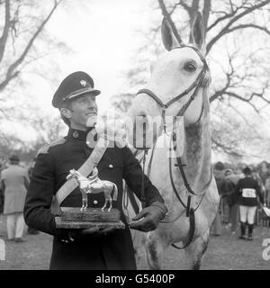 Reitsport - Badminton Horse Trials - Badminton House. Kapitän Mark Phillips mit dem Queen's Pferd Columbus und der Whitbread Trophy nach seinem dritten Sieg in den Badminton Horse Trials Stockfoto