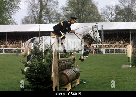 Kapitän Mark Phillips auf dem Queen's Horse Columbus während der Badminton Horse Trials. Er fuhr fort, den Sieg in der Veranstaltung zum dritten Mal zu behaupten Stockfoto