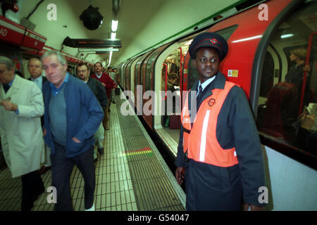 DIE LONDONER U-BAHN: Passagiere steigen an der U-Bahn-Station Tottenham Court Road aus. Die Röhren schienen auf der Central Line nahezu normal zu laufen, obwohl ein U-Bahn-Streik im Gange war. Stockfoto