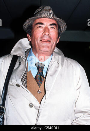 GREGORY PECK 1976: Der amerikanische Schauspieler Gregory Peck am Flughafen Heathrow, London, nachdem er aus Los Angeles kam, um für seinen neuen Film 'Omen' zu werben, eine Horrorgeschichte. 12/06/2003: Es wurde Donnerstag, 12. Juni 2003, dass Peck, ist im Alter von 87 gestorben bekannt. Stockfoto