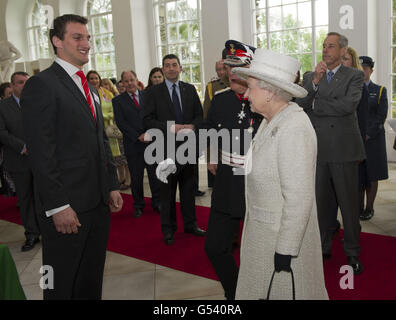 Queen Elizabeth II trifft Captain Sam Warburton vom Grand Slam-siegreichen walisischen Rugby-Team im Margam Country Park während eines Besuchs in Wales im Rahmen einer UK-weiten Tour, um ihr Diamond Jubilee zu feiern. Stockfoto