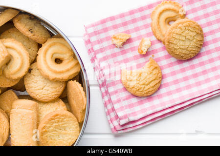 Süße Butterkekse. Draufsicht des Cookies in Dose und auf karierte Serviette. Stockfoto