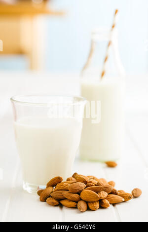 Mandelmilch und Mandeln. Leckere Milch im Glas. Stockfoto