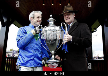 Hurricane Fly Jockey Ruby Walsh mit Trainer Willie Mullins nach dem Gewinn der Rabobank Champion Hürde am vierten Tag des Punchestown Festivals auf der Punchestown Racecourse, Naas. Stockfoto