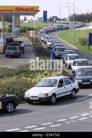 Autofahrer, die in der Shell Garage bei den Chester Services auf der Autobahn M56 in Cheshire Schlange stehen, nur wenige Kilometer von der Stanlow Oil-Raffinerie entfernt, wo Lkw-Fahrer und Bauern protestieren. * allein im Nordwesten Englands waren mehr als 100 Tankstellen wegen der Blockaden des Treibstoffdepots ausgelaufen, und Dutzende weitere Tankstellen dürften knapp werden. Stockfoto