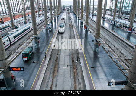 AVE-Hochgeschwindigkeitszüge verlassen die Puerta de Atocha-Bahnhof, Madrid, Spanien. Stockfoto