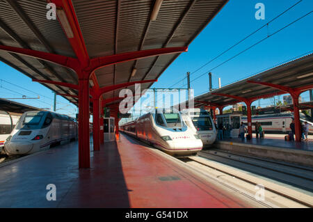 Plattformen und Hochgeschwindigkeitszügen AVE. Chamartin Bahnhof, Madrid, Spanien. Stockfoto