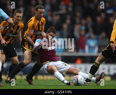 Henri Lansbury von West Ham United (rechts) und James Chester von Hull City während des npower Football League Championship-Spiels im Upton Park, London. Stockfoto