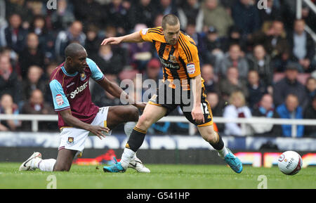 Carlton Cole von West Ham United kämpft gegen Matty Fryatt von Hull City (rechts) während des npower Football League Championship-Spiels im Upton Park, London. Stockfoto