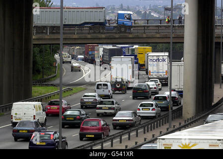 Die Treibstoffdemonstranten bringen die Autobahn M6 in den Midlands zu einer Kriechfahrt. Premierminister Tony Blair sprach heute direkt mit den Ölgesellschaften, um die Benzinkrise zu beenden, nachdem er ein Notfalltreffen mit hochrangigen Ministern in der Downing Street abhielt. Stockfoto