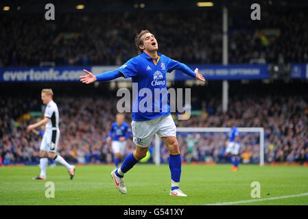 Fußball - Barclays Premier League - Everton gegen Fulham - Goodison Park. Evertons Nikica Jelavic feiert sein zweites Tor des Spiels Stockfoto