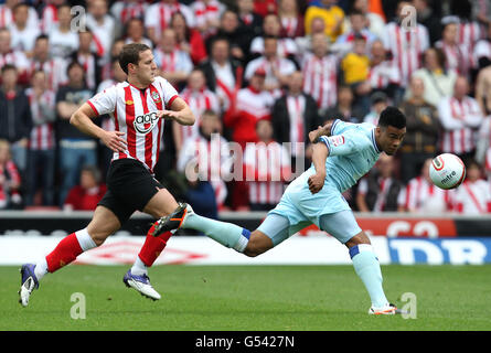 Jordan Willis von Coventry City steht unter dem Druck von Billy Sharp von Southampton während des npower Football League Championship-Spiels in St. Mary's, Southampton, an der Spitze des Balls. DRÜCKEN SIE VERBANDSFOTO. Bilddatum: Samstag, 28. April 2012. Siehe PA Geschichte FUSSBALL Southampton. Bildnachweis sollte lauten: PA Wire. Stockfoto