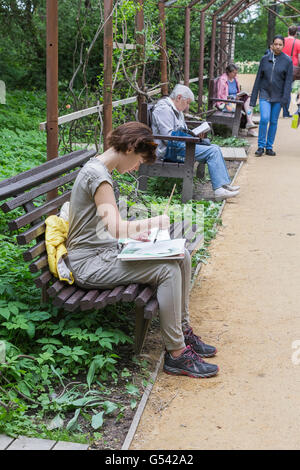 Russische Frau Künstler bei der Arbeit im Stadtpark, Moskau, Russland Stockfoto