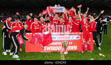 Die Spieler von Swindon Town feiern den Gewinn des League Two-Titels während des npower Football League Two-Spiels auf dem County Ground, Swindon. DRÜCKEN SIE VERBANDSFOTO. Bilddatum: Samstag, 28. April 2012. Siehe PA Geschichte FUSSBALL Swindon. Bildnachweis sollte lauten: PA Wire. Stockfoto