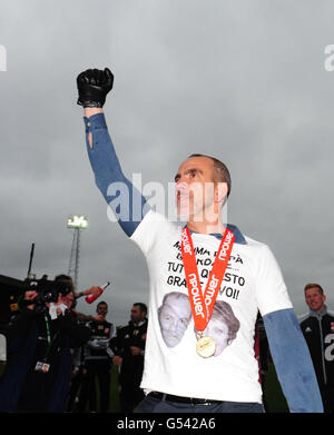 Swindon Town Manager Paolo Di Canio feiert den Sieg der Liga zwei während der npower Football League zwei Spiel auf dem County Ground, Swindon. DRÜCKEN Sie VERBANDSFOTO. Bilddatum: Samstag, 28. April 2012. Siehe PA Geschichte FUSSBALL Swindon. Bildnachweis sollte lauten: PA Wire. Stockfoto