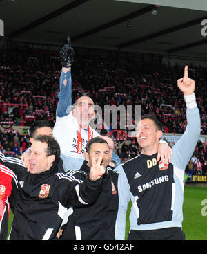 Swindon Town Manager Paolo Di Canio feiert den Sieg der Liga zwei während der npower Football League zwei Spiel auf dem County Ground, Swindon. DRÜCKEN Sie VERBANDSFOTO. Bilddatum: Samstag, 28. April 2012. Siehe PA Geschichte FUSSBALL Swindon. Bildnachweis sollte lauten: PA Wire. Stockfoto