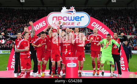 Fußball - npower Football League Two - Swindon Town / Port Val - County Ground. Die Spieler von Swindon Town feiern den Gewinn des League Two-Titels während des npower Football League Two-Spiels auf dem County Ground, Swindon. Stockfoto