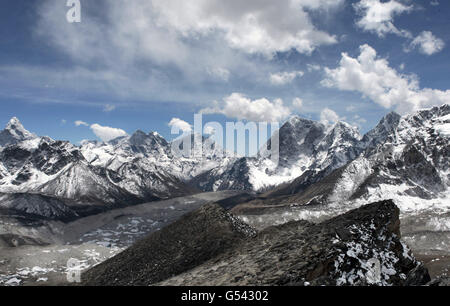 Wandern mit der verwundeten Mount Everest Expedition. Bergkette in der Nähe des Everest Nepal. Stockfoto