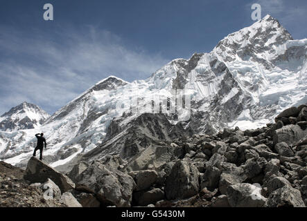 Wandern mit der verwundeten Mount Everest Expedition. Bergkette in der Nähe des Everest Nepal. Stockfoto