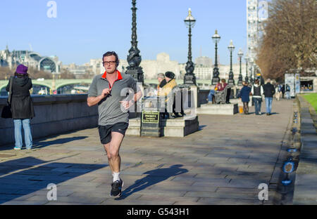 Mann Joggen am Südufer der Themse in Lambeth, London, England, UK. Stockfoto