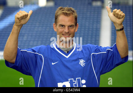 Der niederländische Fußballspieler Ronald de Boer erscheint in einem Rangers-Shirt für die Medien im Ibrox-Stadion in Glasgow, wo die endgültigen Unterlagen für seine Verlegung an die Rangers stattfinden. Die Rangers bestätigten, dass De Boers Wechsel zu Ibrox bei 99 % liegt. *... De Boer schloss seine medizinische Versorgung ab, bevor er abflog, um sich mit der niederländischen Nationalmannschaft zu treffen, bevor er sich für die Weltmeisterschaft in der Republik Irland qualifizierte. 24/12/02: Die Polizei untersuchte, nachdem Diebe in sein Haus einbrachen und sein Hochleistungsauto gestohlen hatten. Der Vorfall ereignete sich in den frühen Morgenstunden, als der Fußballer schlief, und die Stockfoto