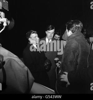 Von einem Fernsehreporter in Blackdown, Hampshire, werden Jack Ashley MP, Labour-Mitglied für Stoke-on-Trent South und George Slater, ein Anwalt von Stoke-on-Trent, interveiwed. Sie befanden sich in der Blackdown Army Barracks für Leslie Parkes, die von der Armee als angeblicher Deserteur verhaftet wurde. Stockfoto