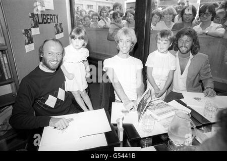 Musik - die Bienen Gees Buch signieren - Liberty, London Stockfoto