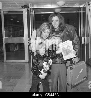 Robin Gibb von der Popgruppe Bee Gees, seine Frau Molly und seine Kinder, die fünfjährige Melissa und der siebenjährige Spencer am Londoner Flughafen Heathrow, bevor sie mit Concorde in die Vereinigten Staaten flogen. Stockfoto