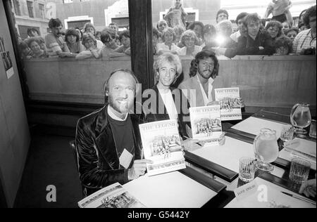 Musik - die Bienen Gees Buch signieren - Liberty, London Stockfoto