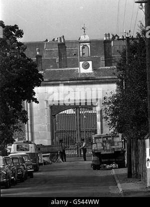 PROTEST IM GEFÄNGNIS VON PARKHURST 1972: Gefangene im Gefängnis von Parkhurst, Isle of Wight, setzten ihren Protest in Anteilnahme mit den Gefangenen im Gefängnis von Albany fort, das sich anschließt. Männer können entlang der Spitze des Daches gesehen werden, während unten die Aufwarter vor den massiven Toren auf der Hut sind. Stockfoto