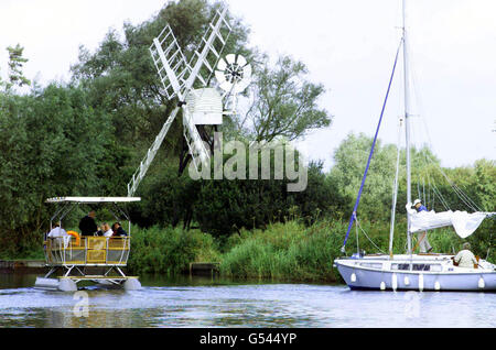 Großbritanniens erstes Passagier-Solarboot, das von der Broads Authority in How Hill, Norfolk, gestartet wurde. Der 12-Sitzer Ra aus deutscher Zeit ist nach dem ägyptischen sonnengott benannt. Das 30 Fuß lange Boot wird von drei Reihen von sieben Sonnenkollektoren angetrieben und kostet 55,000. *beginnt mit geführten Touren rund um Barton Broad zu Ostern. Stockfoto