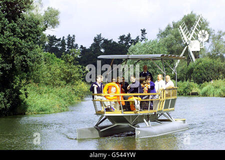 Großbritanniens erstes Passagier-Solarboot, das von der Broads Authority in How Hill, Norfolk, gestartet wurde. Der 12-Sitzer Ra aus deutscher Zeit ist nach dem ägyptischen sonnengott benannt. Das 30 Fuß lange Boot wird von drei Reihen von sieben Sonnenkollektoren angetrieben und kostet 55,000. *beginnt mit geführten Touren rund um Barton Broad zu Ostern. Stockfoto