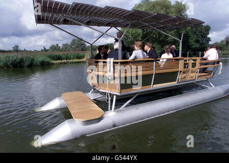 Großbritanniens erstes Passagier-Solarboot, das von der Broads Authority in How Hill, Norfolk, gestartet wurde. Der 12-Sitzer Ra aus deutscher Zeit ist nach dem ägyptischen sonnengott benannt. Das 30 Fuß lange Boot wird von drei Reihen von sieben Sonnenkollektoren angetrieben und kostet 55,000. *beginnt mit geführten Touren rund um Barton Broad zu Ostern. Stockfoto