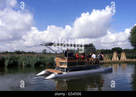 Großbritanniens erstes Passagier-Solarboot, das von der Broads Authority in How Hill, Norfolk, gestartet wurde. Der 12-Sitzer Ra aus deutscher Zeit ist nach dem ägyptischen sonnengott benannt. Das 30 Fuß lange Boot wird von drei Reihen von sieben Sonnenkollektoren angetrieben und kostet 55,000. *beginnt mit geführten Touren rund um Barton Broad zu Ostern. Stockfoto