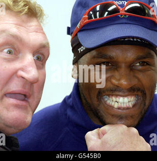 Die britische Super-Schwergewicht-Olympiaboxerin Audley Harrison spricht mit Joe Bugner auf der GB Boxing Team Training Basis an der Gold Coast von Australien. Stockfoto