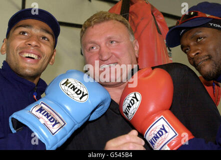 Der britische Super-Schwergewicht-Olympiaboxer Audley Harrison (rechts) und der leichte Schwergewicht-Boxer Courtney Fry (links) posieren für Fotografen mit Joe Bugner auf der GB Boxing Team Training Basis an der Gold Coast von Australien. Stockfoto