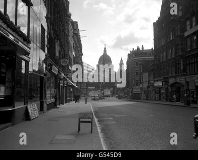 Blick auf die Fleet Street in London, Richtung Norden zum Gebäude des Daily Telegraph. Stockfoto