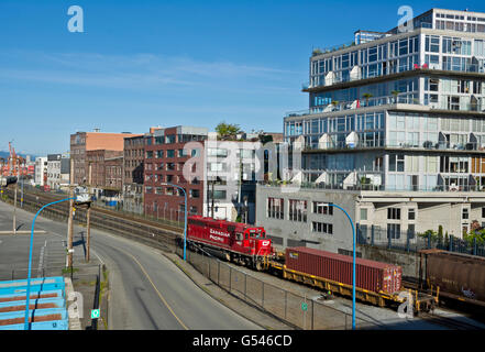 Industriegebiet mit Wohnungen Eigentumswohnungen mit dem Zug verfolgt in Vancouver Downtown Eastside Railtown Nachbarschaft Stockfoto