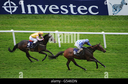 Right Step (Right Step, rechts), geritten von Jim Crowley, gewinnt die Investec City- und Suburban-Einsätze. Stockfoto