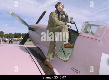 Flugleutnant Charlie Brown von der RAF im Cockpit seiner Supermarine Spitfire MK11, die für ihre Tätigkeit als Aufklärungsflugzeug rosa gestrichen ist, auf der Battle of Britain Air Show in Duxford bei Cambridge. * die größte einzelne Formation von Spitfire, die seit dem Ende des Zweiten Weltkriegs über Großbritannien zu sehen war, sollte als Höhepunkt einer Show zum 60. Jahrestag der Schlacht über die ehemalige Kampfbasis des Zweiten Weltkriegs in den Himmel steigen. Stockfoto