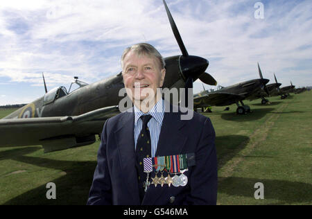 Squadron Leader Dave Glaser, ein Battle of Britain Veteran, der 65 Sqn Hornchurch Wing als 19 Jahre alter Pilot Officer, mit einem Supermarine Spitfire Mk IV, bei der Battle of Britain Air Show, am Duxford Aerodrome, in Cambridgeshire beigetreten ist. * die größte einzelne Formation von Spitfires, die seit dem Ende des Zweiten Weltkriegs über Großbritannien zu sehen war, sollte als Höhepunkt einer Show zum 60. Jahrestag der Schlacht in den Himmel über der ehemaligen Kampfbasis des Zweiten Weltkriegs steigen. Stockfoto