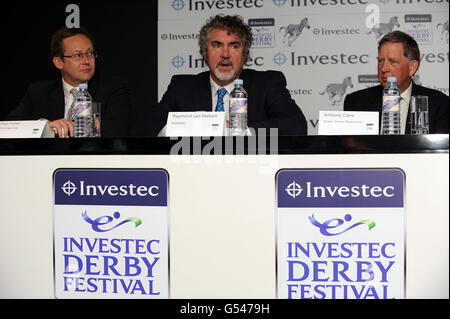 (Von links nach rechts) Paul Fisher Jockey Club, Raymond Van Niekerk (Investec) und Anthony Cane (Vorsitzender des Epsom Downs Race Course) während der Pressekonferenz Stockfoto