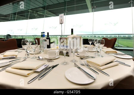 Pferderennen - Investec Spring Meeting - Epsom Downs Racecourse. Gesamtansicht der Tische in den Hospitality-Bereichen der Rennbahn Epsom Downs Stockfoto