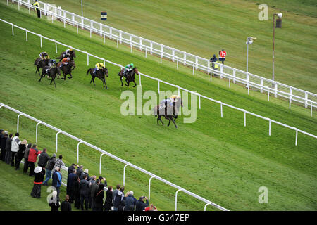 Rechtsschritt mit Jim Crowley (weiß und blau) Auf dem Weg zum Gewinn der Investec City und des Vorstadtbüros Handicap Stockfoto