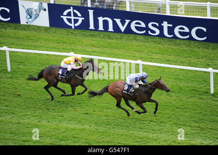 Rechtsschritt mit Jim Crowley (weiß und blau) Auf dem Weg zum Gewinn der Investec City und des Vorstadtbüros Handicap Stockfoto