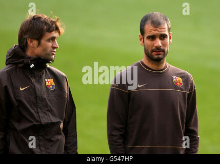 Fußball - UEFA Champions League - Halbfinale - zweite Etappe - Chelsea gegen Barcelona - Trainings- und Pressekonferenz - Stamford Bridge. Barcelonas Manager Josep Guardiola (r) und Assistent Tito Vilanova während einer Trainingseinheit an der Stamford Bridge, London. Stockfoto