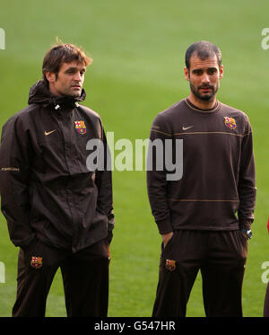 Barcelonas Manager Josep Guardiola (r) und Assistent Tito Vilanova während einer Trainingseinheit an der Stamford Bridge, London. Stockfoto