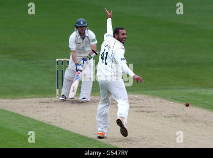 Andre Adams von Nottinghamshire fängt Daryl Mitchell lbw von Worcestershire für 24 während des LV= County Championship, Division One Matches in New Road, Worcester. Stockfoto