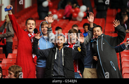 Ein Sheffield United-Fan zeigt seine Unterstützung auf den Tribünen während des npower Football League One-Spiels in Brammall Lane, Sheffield. DRÜCKEN SIE VERBANDSFOTO. Bilddatum: Samstag, 28. April 2012. Siehe PA Story SOCCER Sheff Utd. Bildnachweis sollte lauten: Andrew Matthews/PA Wire. Stockfoto