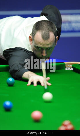 Wales' Mark Williams am Tisch während der Snooker-Weltmeisterschaft Betfred.com im Crucible Theatre, Sheffield. Stockfoto